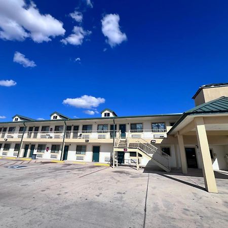 Oyo Garden Inn And Suites Pearsall I-35 East エクステリア 写真