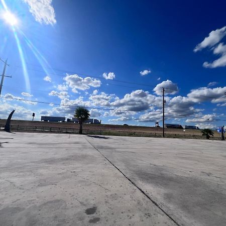 Oyo Garden Inn And Suites Pearsall I-35 East エクステリア 写真