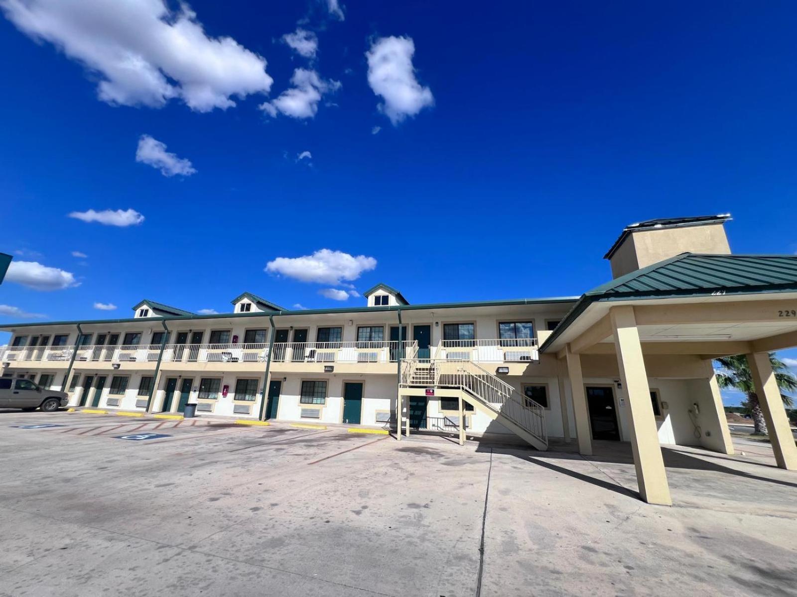 Oyo Garden Inn And Suites Pearsall I-35 East エクステリア 写真